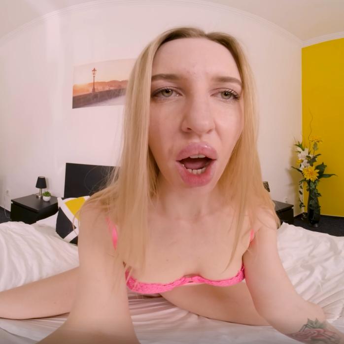 Amber Blush cums on her bed VR Porn Video